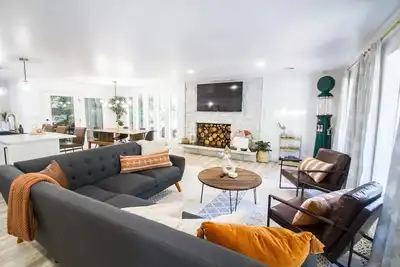 Image de 3br Renovated pet friendly home in woods near Uo campus, Spencers butte & Trails