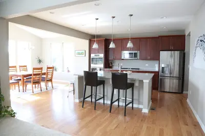 Image de Sunlit Home with Spacious Kitchen