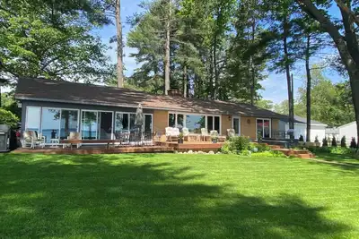 Image de 4 Bedroom 110 Ft Lake Front on Beautiful Higgins Lake