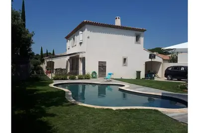 Image de Bastide provençale avec piscine