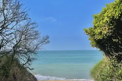 Image de Appartement à 150 m de la plage avec grande terrasse et  jardin clôturé.