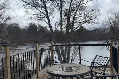 Image de Chic Move-in Ready Short-term Waterfront Living in Peterborough