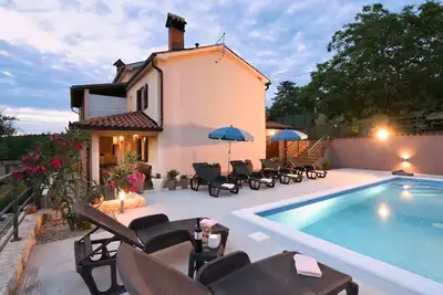 Image de Romantic pool villa with views of nature, just 12 km from the beach
