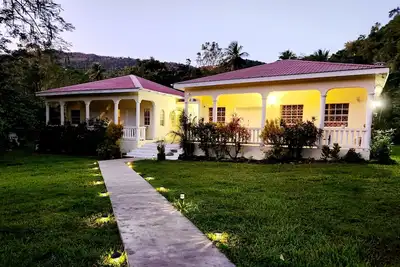 Image de Bienvenue sur le Palm jaune; où la sérénité attend.