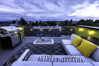 Image de Perch - 47th Elegance: Modern Luxury | Rooftop Views | Free Parking