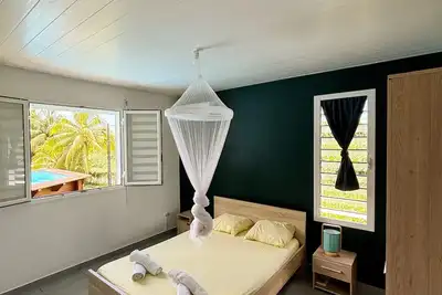 Image de Bungalow confortable avec piscine