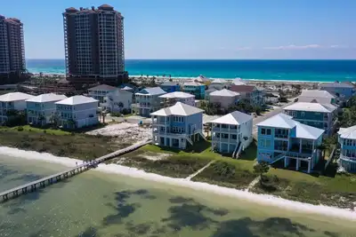 Image de New construction waterfront home