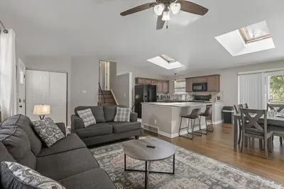 Image de Woodward Park Charmer - 2 Ba 5 Bed - Fenced yard