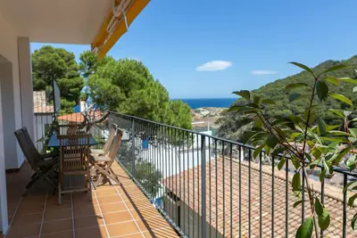Image de 2 bedroom apartment with sea views & terrace, 2 minutes walking to Sa Tuna in Begur (H44)