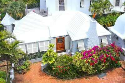 Image de A spacious, unique Bermuda haven with access to large crystal swimming caves.