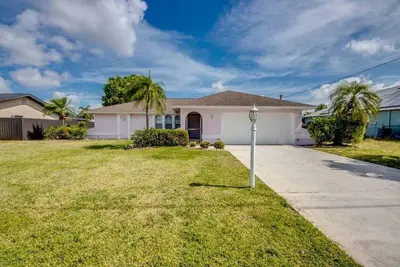 Image de A spacious 3-bedroom retreat in sunny Cape Coral.