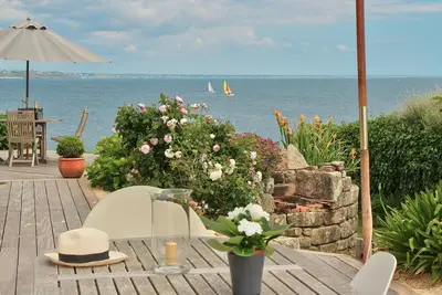 Image de Grande villa contemporaine, les pieds dans l'eau. . .