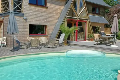 Image de Grande maison bois isolée paille avec piscine près de la côte de granit rose