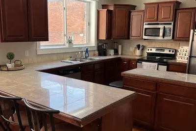Image de Uptown, newly remodeled apartment