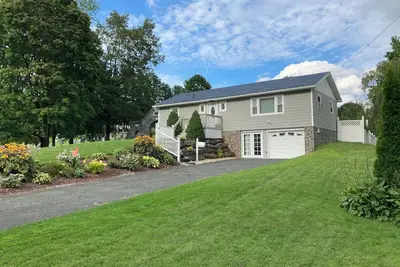 Image de Familiale Raised Cap dans le centre de Lenox Village