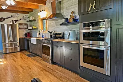 Image de Red Barn Lodge with a Boat slip at Leach Lake