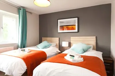 Image de Comfortable contractor/family house Gatwick: sleeps 6+