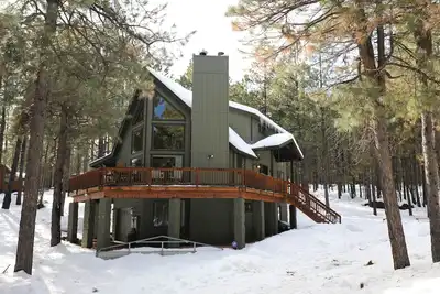 Image de The Duke Cabin - A Forest Lakes Cabin in the Woods! Hot Tub
