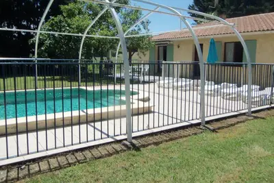 Image de Maison de campagne avec piscine et parc privé