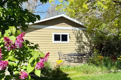 Image de Idéalement situé à proximité de magasins, restaurants, l'aéroport et de nombreuses autres activités