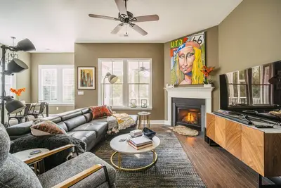 Image de Upscale Art-Filled Home By Lake Robinson