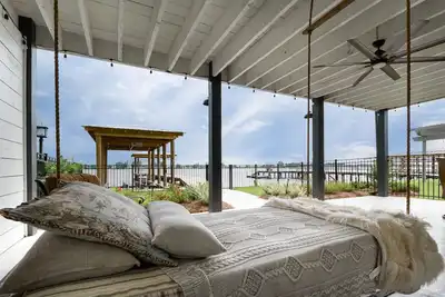 Image de Beautiful Townhome on False River