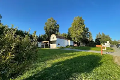 Image de Entire Birch Cottage on the large lot next to the Ocean View Park.