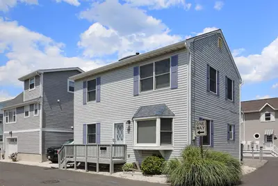 Image de Spacious Beach House located 1 Block from the Beach