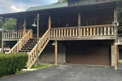 Image de Newly est. cabin close to trails, gas and great food!