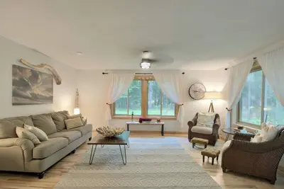 Image de South Shore Chalet | Comfort and Fun By the Lake