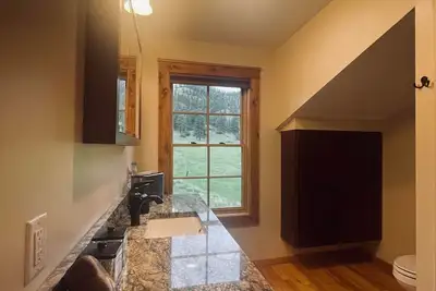 Image de 4 bed 3 bath cabin at Holter Lake by Wolf Creek Craig. Fishing, pool table, fun!