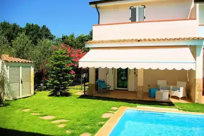 Image de Noveau! Jolie Petit Villa, avec Jardin et Piscine