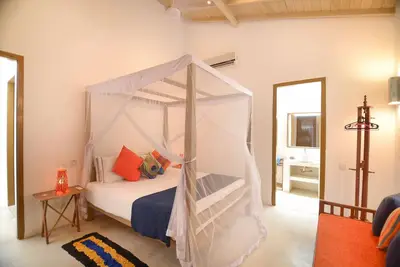 Image de Skylight House - an airy private oasis 5 minutes to the beach!