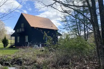 Image de Simply sweet creekside cottage with loft