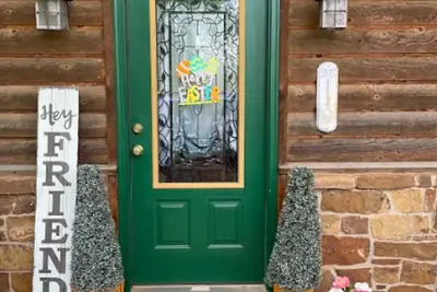 Image de Rustic Two-Bedroom Cabin - Stay While We're Away