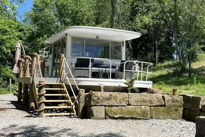 Image de Beached houseboat with lots of character and deck jacuzzi