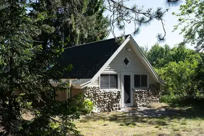 Image de Secluded hideaway in the woods! Renovated, well appointed 1928 cottage