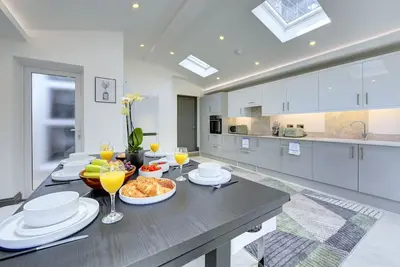 Image de ✪ Luxury Family home✪ 14 minutes from Airport ✪ Perfect for visiting London✪