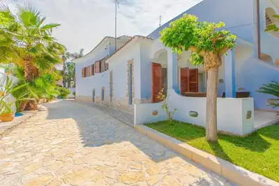 Image de 4+1 lits - pelouse- jardin clos - 500 m des plages de sable - clim - wifi - bbq