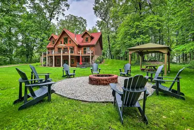 Image de Classy Home w/ Hot Tub: 2 Mi to Lake Access!