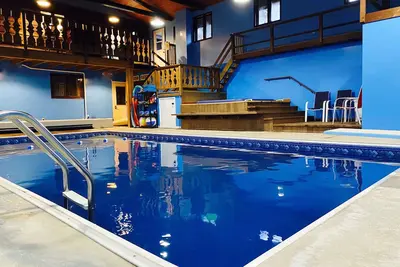 Image de Available Sept 22-26 - Chalet with Private Indoor Pool & Hot Tub