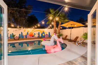 Old Town Oasis! Heated Pool! Bbq! Firepit! Minigolf! Game Room!