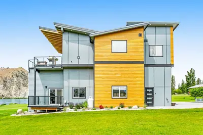 Image de Riverfront retreat with a mountain view, game room, & fast WiFi - dogs welcome