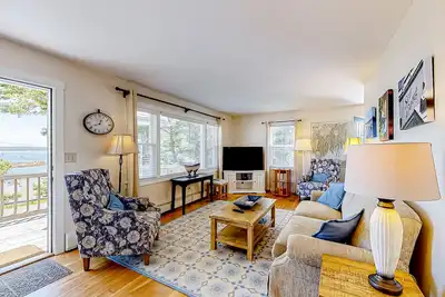 Image de Oceanfront property with 2 homes, firepit & decks - walk to Barrett Park & town