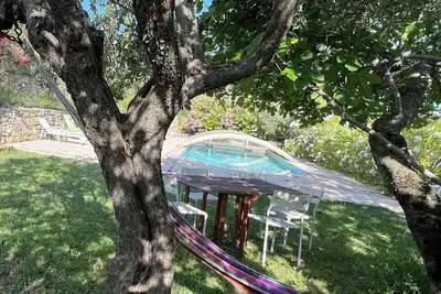 Image de Deux pièces avec terrasse, au calme, grand jardin, belle vue et piscine