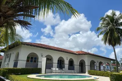 Image de Your family vacation paradise with pool, palm trees and garden