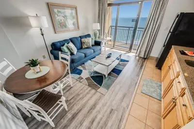 Image de Newly Added, Steps to the Beach Direct Oceanfront!