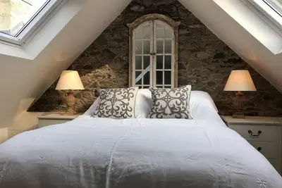 Image de A light filled studio space, with large bathroom and balcony bedroom