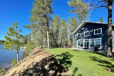 Image de Sleek Cabin Overlooking Lake Cascade w/ Hot Tub