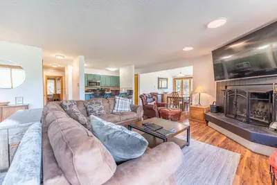 Image de Private Balcony w/ Scenic Views, Quiet Location w/ Shuttle Stop Nearby!